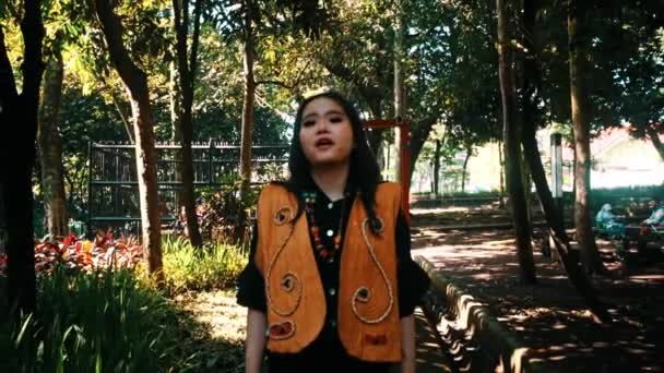 Впевнена Молода Жінка Гуляє Сонячному Парку Пишною Зеленню Носить Стильний — стокове відео
