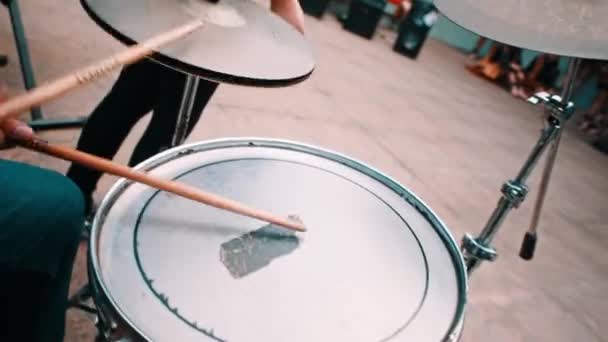Крупный План Барабанщика Играющего Барабанах Открытом Воздухе Акцентом Руки Барабаны — стоковое видео