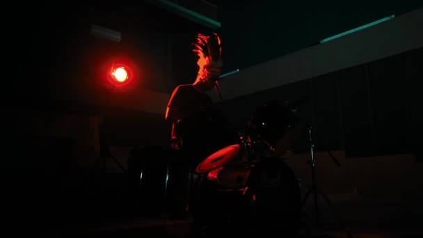 Bubeník Siluetě Hraje Bicí Set Červeným Jevištním Světlem Pozadí — Stock video