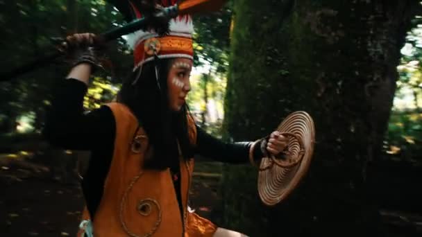 Osoba Tradycyjnym Tubylczym Stroju Gra Bębnie Świeżym Powietrzu Otoczona Zielonymi — Wideo stockowe