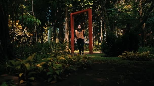 Pessoa Uma Floresta Mística Com Uma Moldura Porta Vermelha Cercada — Vídeo de Stock