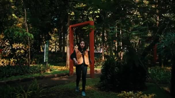 Άτομο Που Στέκεται Κήπο Κόκκινο Πλαίσιο Που Περιβάλλεται Από Πλούσια — Αρχείο Βίντεο
