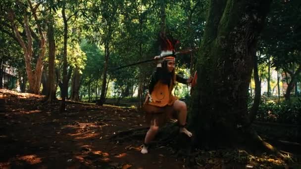 Persona Atuendo Tribal Con Tocado Exuberante Entorno Forestal Evocando Sentido — Vídeo de stock