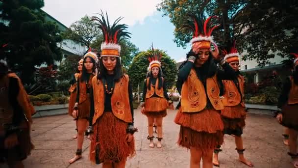 Domorodci Předvádějí Tradiční Tanec Kulturním Oblečení Opeřenými Čelenkami Venkovním Prostředí — Stock video