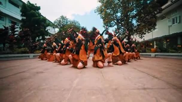 穿着五颜六色服装的传统舞蹈演员在阳光下在户外表演 — 图库视频影像