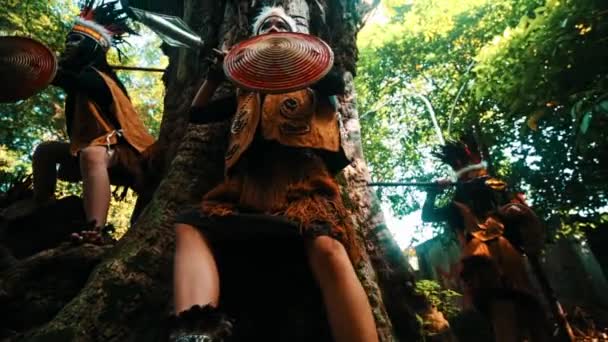 Povos Indígenas Traje Tradicional Realizando Ritual Cenário Exuberante Floresta Durante — Vídeo de Stock