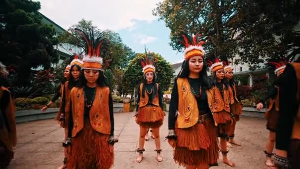 Παραδοσιακοί Χορευτές Πολύχρωμα Κοστούμια Που Χορεύουν Εξωτερικούς Χώρους Στο Φως — Αρχείο Βίντεο