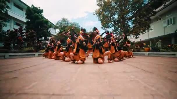 Traditionelle Tänzer Farbenfrohen Kostümen Treten Freien Auf Mit Gebäuden Und — Stockvideo