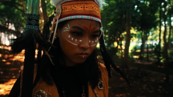 Retrato Uma Pessoa Traje Indígena Tradicional Com Pintura Facial Cenário — Vídeo de Stock