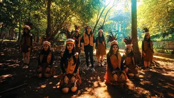 Gün Işığında Bir Orman Ortamında Amerikan Yerlileri Gibi Giyinmiş Bir — Stok video