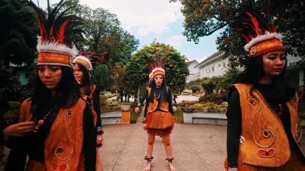 Geleneksel Giyinmiş Yerli Insanlar Gün Işığında Kültürel Bir Etkinlikte Tüylü — Stok video