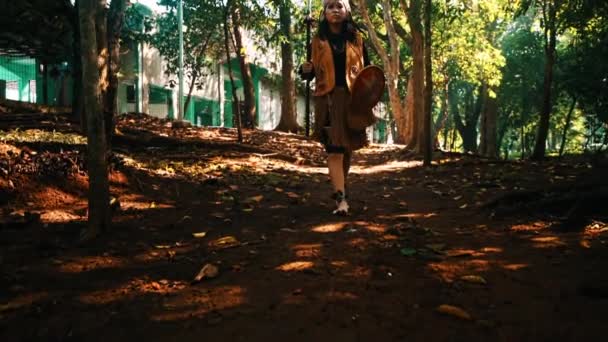 Mujer Joven Serena Con Atuendo Étnico Sosteniendo Instrumento Tradicional Caminando — Vídeo de stock