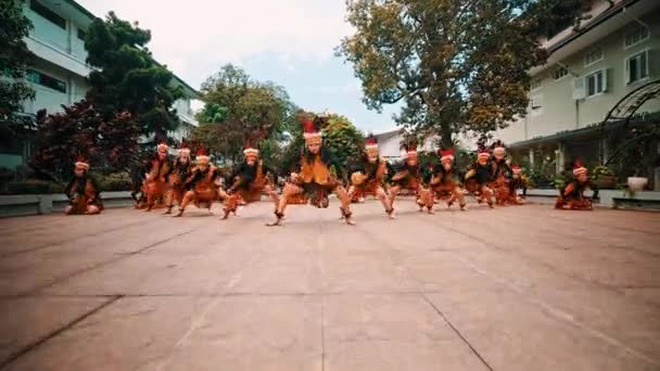 传统舞蹈家 身穿五颜六色的服装 在户外表演 背景为建筑物 — 图库视频影像