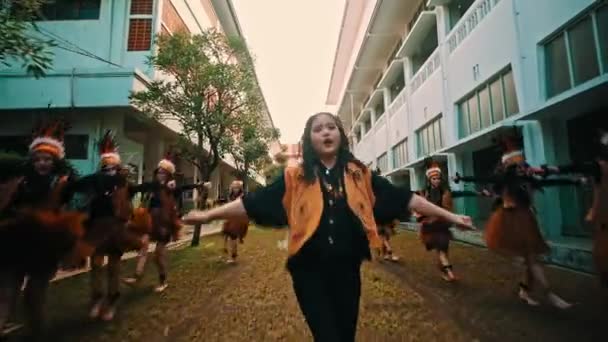 Grupp Unga Dansare Traditionella Kostymer Utför Utomhus Med Byggnader Bakgrunden — Stockvideo