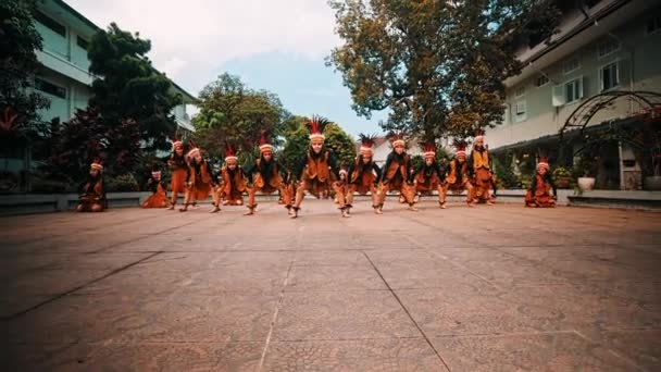 Bailarines Tradicionales Con Trajes Coloridos Actuando Entorno Aire Libre Durante — Vídeo de stock