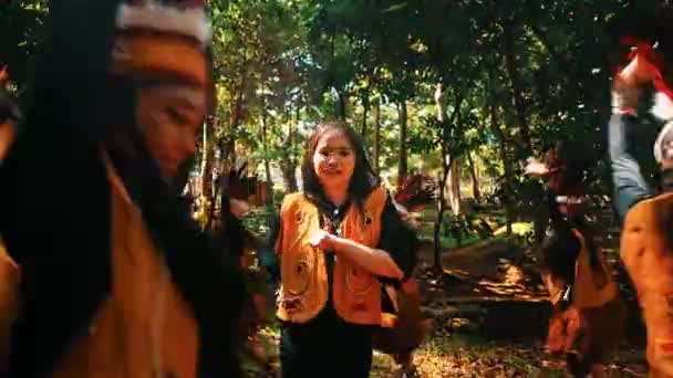 Bir Grup Izci Üniformalı Çocuk Gün Işığında Güneşli Bir Ormanda — Stok video