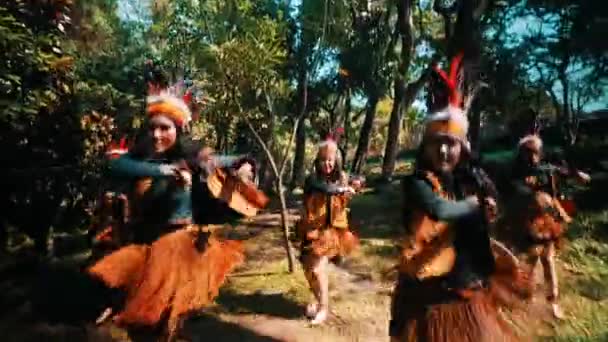 Bailarines Tradicionales Con Trajes Vibrantes Actuando Entorno Forestal Mostrando Patrimonio — Vídeos de Stock