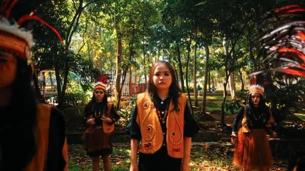 Gruppe Von Kindern Pfadfinderuniformen Die Einem Sonnenbeschienenen Wald Spielen Wobei — Stockvideo