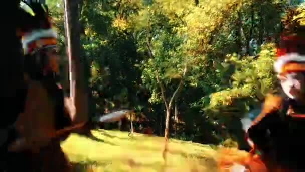Пара Жінок Борються Списами Щитами Носячи Традиційний Одяг Лісі Протягом — стокове відео