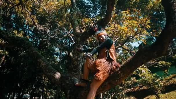Πρόσωπο Φυλετική Ενδυμασία Ποζάρει Ένα Δέντρο Ένα Καταπράσινο Δάσος Κατά — Αρχείο Βίντεο
