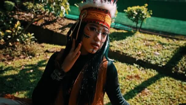 Persona Traje Tradicional Indígena Con Pintura Facial Sosteniendo Tambor Exuberante — Vídeo de stock
