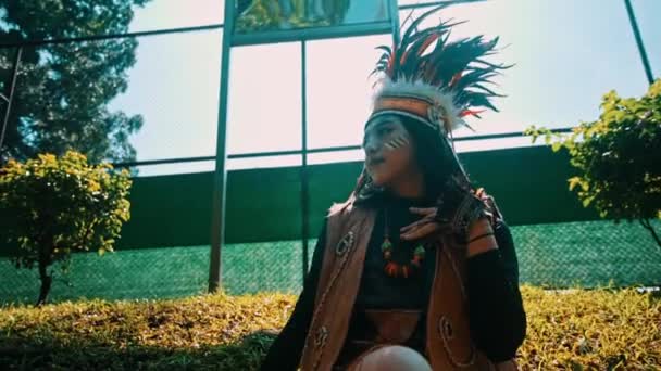 Geleneksel Yerli Kıyafetli Kişi Gün Işığında Yemyeşil Orman Ortamında Kültürel — Stok video