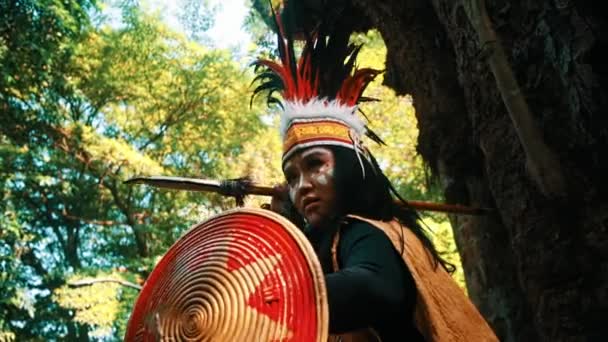 Корінна Людина Традиційному Вбранні Грає Барабані Пишному Лісі Вранці — стокове відео