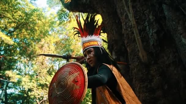 身着传统服装 头戴盾牌的土著战士 早上在森林里摆姿势 — 图库视频影像