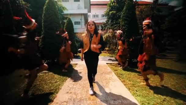 Grupp Människor Traditionell Klädsel Utför Dans Trädgård Miljö Med Central — Stockvideo