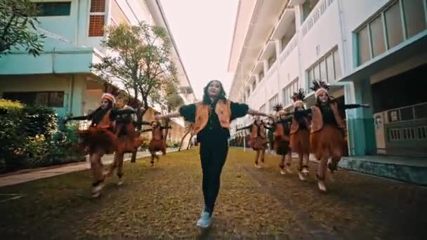 Grupo Crianças Uniformes Olheiro Dançando Livre Durante Dia — Vídeo de Stock