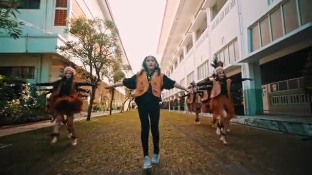 Grupp Artister Traditionella Kostymer Som Dansar Utomhus Med Uttrycksfulla Rörelser — Stockvideo