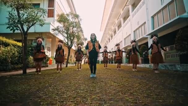 朝の表情豊かな動きで屋外で踊る伝統衣装のパフォーマーのグループ — ストック動画