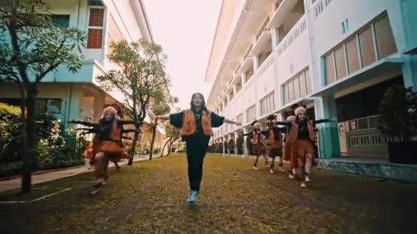 Grupo Jovens Realizando Uma Dança Tradicional Pátio Com Edifícios Segundo — Vídeo de Stock