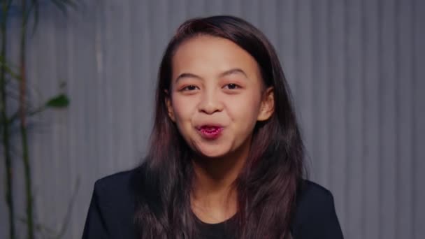 Portretul Unei Tinere Femei Zâmbet Subtil Ținând Telefon Inteligent Fundal — Videoclip de stoc