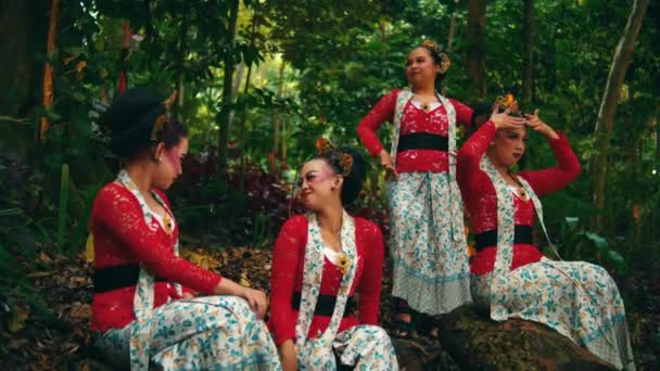 Cuatro Mujeres Vestido Tradicional Sentadas Pacíficamente Exuberante Bosque Por Mañana — Vídeos de Stock