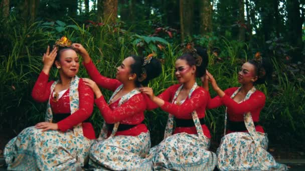 Quatro Mulheres Vestidos Tradicionais Sentadas Juntas Uma Floresta Exuberante Rindo — Vídeo de Stock