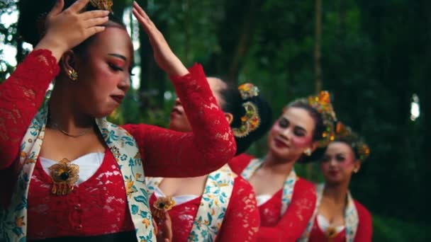 Tradiční Tanečníci Pulzujících Kostýmech Připravují Představení Během Dopoledne Obklopeni Zelení — Stock video
