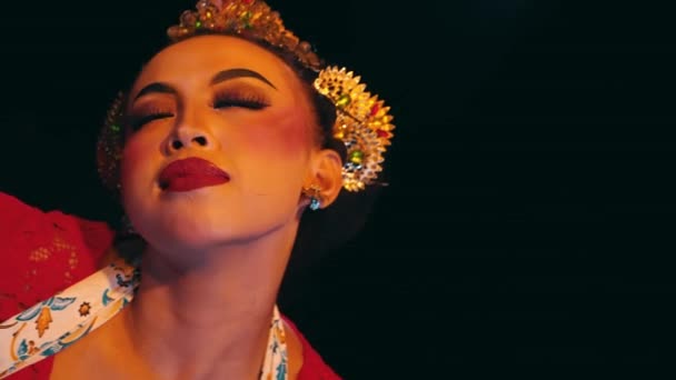 Flamenco Tänzerin Traditioneller Tracht Mit Fokus Auf Ihre Ausdrucksstarke Haltung — Stockvideo