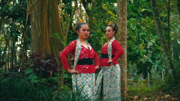 Duas Mulheres Traje Balinês Tradicional Realizando Uma Dança Cenário Exuberante — Vídeo de Stock