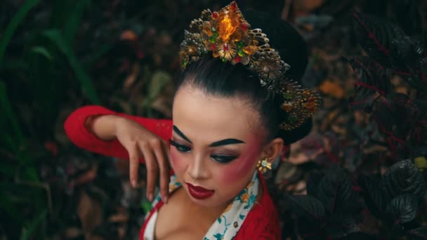 Mulher Elegante Com Maquiagem Dramática Uma Coroa Floral Posando Livre — Vídeo de Stock