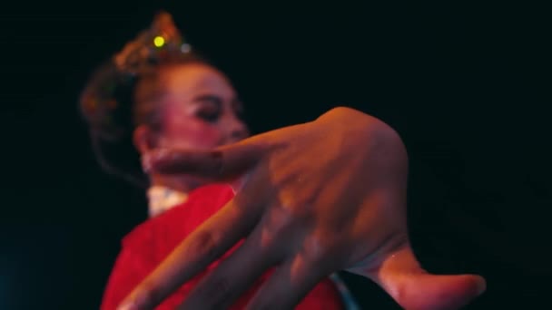Елегантна Танцівниця Фламенко Традиційному Костюмі Виступає Експресивним Жестом Під Прожектором — стокове відео