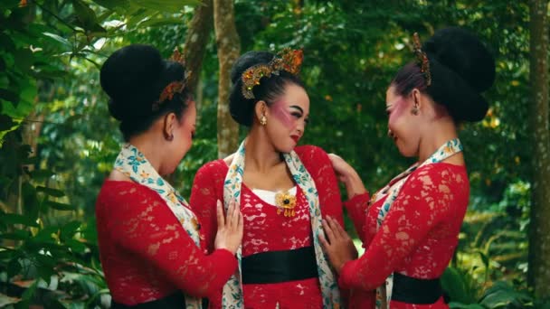 Tre Donne Tradizionale Abbigliamento Balinese Posa Ambiente Tropicale Mattino — Video Stock