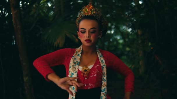 Dançarino Balinês Tradicional Traje Realizando Noite Meio Vegetação Exuberante Durante — Vídeo de Stock