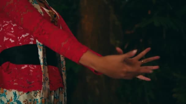 Zbliżenie Dłonie Kobiety Gestykulującej Noszącej Czerwony Kimono Kwiatowym Rękawie Ciemnym — Wideo stockowe