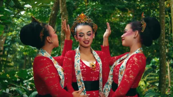 Três Mulheres Traje Balinês Tradicional Realizando Uma Dança Cenário Exuberante — Vídeo de Stock