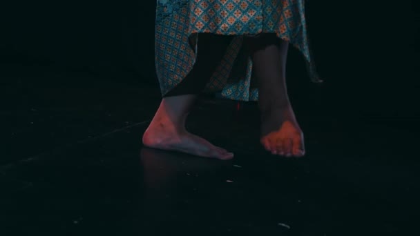 Traditionell Javanesisk Dansare Dansar Och Rör Sina Fötter Mycket Agilöst — Stockvideo