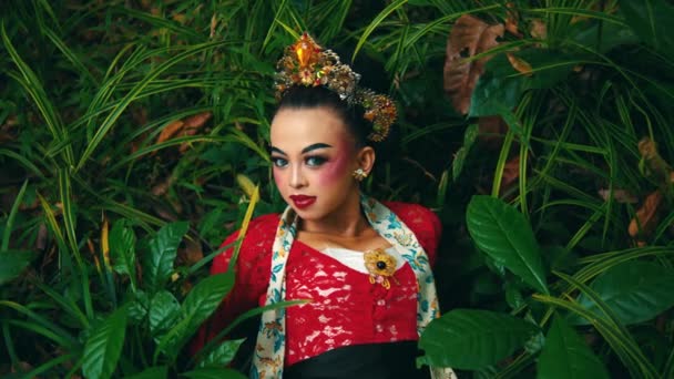 Retrato Uma Jovem Mulher Traje Tradicional Meio Vegetação Exuberante Durante — Vídeo de Stock