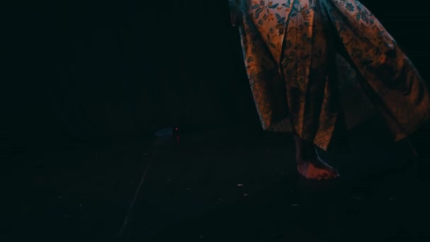 一位传统的爪哇舞蹈家在晚上的舞台上表演时舞姿敏捷 动作敏捷 — 图库视频影像