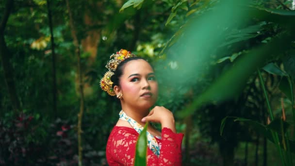 Mulher Traje Tradicional Posando Exuberante Floresta Verde Durante Manhã — Vídeo de Stock