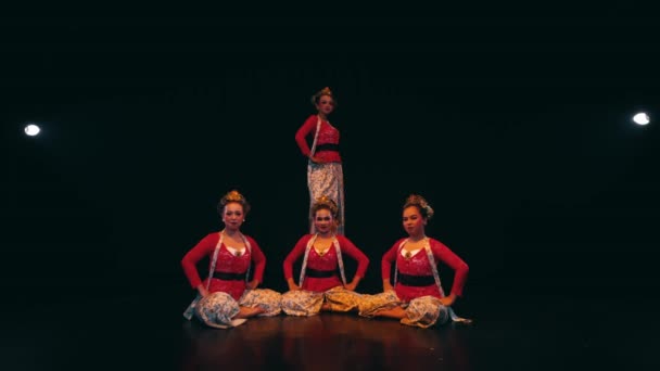 Cuatro Mujeres Con Vestidos Tradicionales Pie Estudio Representando Diversidad Cultural — Vídeo de stock